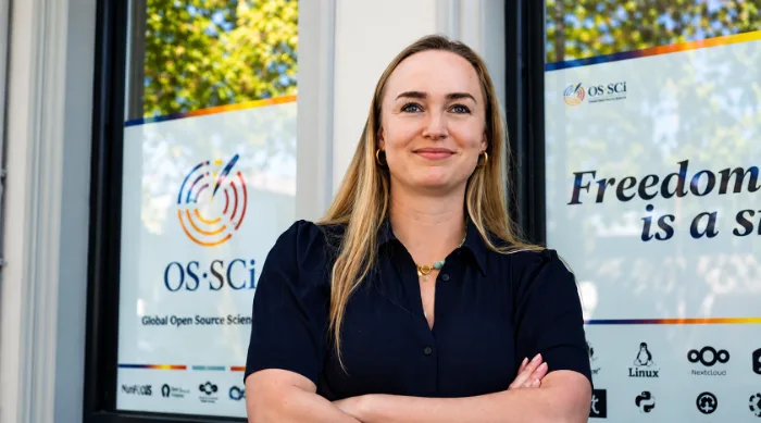 Medewerker van OS-SCi voor het pand in Tilburg