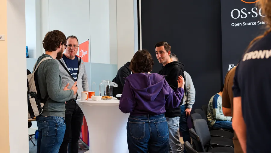 Koffie en gesprekken tijdens een OS-SCi-meetup
