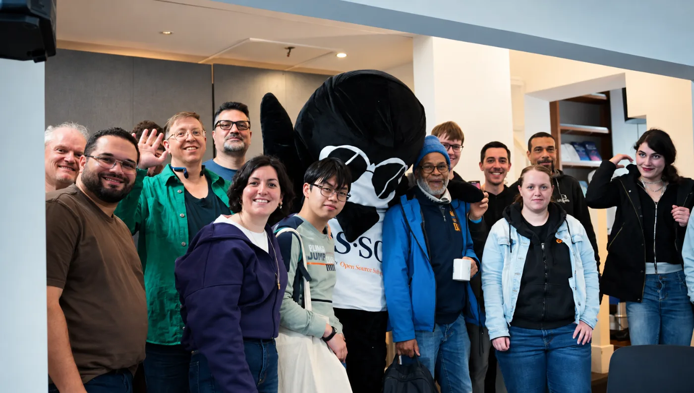 Groepsfoto van de OS-SCi-community met de mascotte